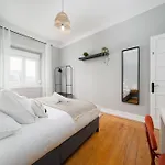 Soar Home Guest House L Entrecampos 3 L Central Comfort Stay, Fast Wifi, Steps To Metro, Near Campo Grande Park Гостьовий будинок *